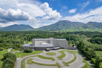 Kamenoi Hotel Aso: A Grand Nature Resort in Aso