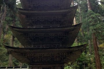 Gojyu-no-to is a famous 5 story pagoda that while dominating in size, blends flawlessly into its natural surroundings. It was built in the Heian era by Masakado Taira.