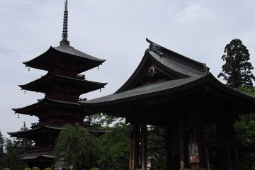Bong the bell in the pagoda's shadow