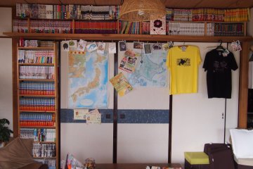 Rows of manga are also available for your casual reading!
