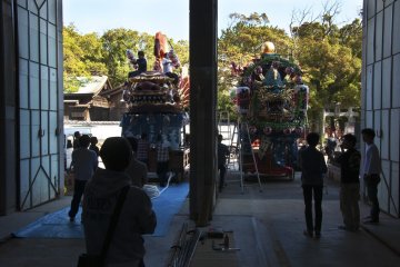 It's time now to add the lanterns to the floats for the night festival parade.