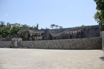 <p>ทามาอือดือน สุสานหลวงของราชวงศ์ในนาฮะ</p>