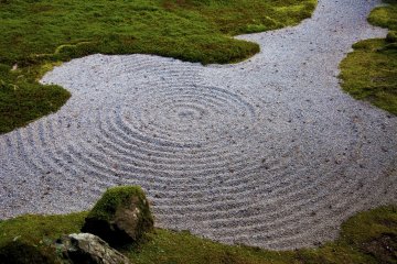 <p>Cepillar la grava en un patr&oacute;n semejando las olas tiene una funci&oacute;n est&eacute;tica. Los monjes Zen practican este cepillado para mejorar su concentraci&oacute;n</p>