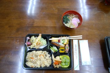 Fresh and healthy box lunch featuring ingredients grown locally in the Sumita area.