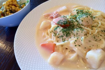 White Cream Stew Sauce Spaghetti with side salad, ¥1,200