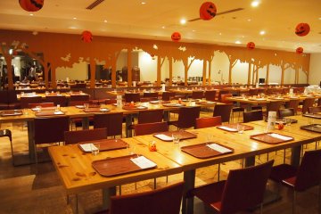 YY grill is the main restaurant serving breakfast or lunch to the guests of RISONARE Yatsugatake, so it has a large seating capacity and is bustling through the day.