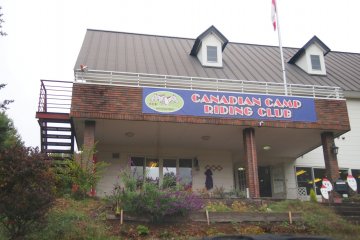 <p>Je suis arriv&eacute;e au Canadian Camp Riding Club le matin. J'ai fait les proc&eacute;dures administratives n&eacute;c&eacute;ssaires avant de rencontrer mon cheval.&nbsp;</p>