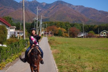 <p>A cheval, avec le mont Yatsugatake en arri&egrave;re-plan.</p>