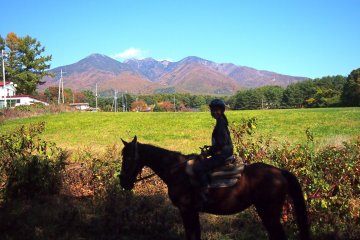 <p>Les photos de moi sur mon cheval ont &eacute;t&eacute; prises par Akiko Ueda. Elle connaissait tous les meilleurs endroits pour prendre de magnifiques photos des paysages autour de nous.</p>