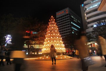 <p>Pohon natal setinggi 10 meter di Roppongi Hills</p>
