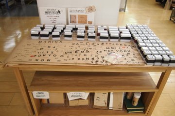 <p>Untuk personalisasi alat tulis Anda, Muji di Seibu telah menyediakan beragam stempel. Saya menghabiskan banyak waktu di sini.</p>