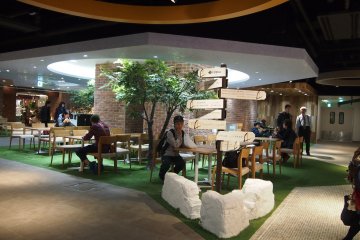 <p>Lantai dasar Feeeal yang memiliki kafe dessert stylish</p>