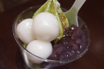 <p>Matcha dessert dengan kacang azuki dan shirotama di lantai dasar Feeeal.</p>