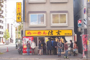 Bersiaplah untuk antre di ramen Shingen. Tempat ini adalah favorit penduduk lokal dan turis.