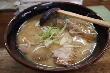 Shio ramen. Kuahnya kental dan kaya rasa, dan char siunya sangat empuk dan kenyal!
