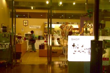 The souvenir shop in the lobby that also is a convenience shop.