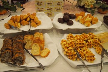Hotel guests are entitled to breakfast every morning at Royal Green restaurant.