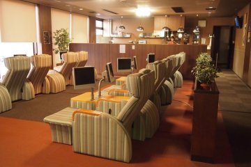 The relaxation area with a drinks bar.