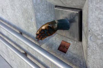 A metal hand protrudes from the wall. If the creep factor doesn't turn you off, why not shake a life-size replica of Shotaro Ishinomori's hand at the front entrance of the museum?