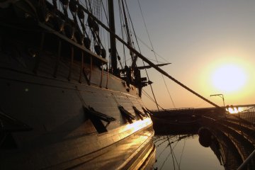 <p>Los ca&ntilde;ones del barco descansan tranquilamente en sus escotillas al atardecer.</p>