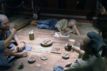 <p>El barco es muy amplio al interior. Ten&iacute;a que serlo pues 180 personas ocupaban este nav&iacute;o. Deambula por ah&iacute; y deja el tiempo pasar aprendiendo los pros y contras del barco.</p>