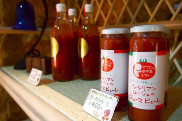 Tomato juice and tomato sauce that are produced locally in the Yubari city.