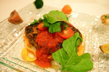 Ezo Venison Hamburger. The tomato sauce on the hamburger is naturally produced in Yubari city.