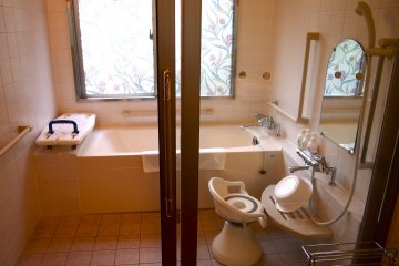 The barrier-free rooms come with excellent bathroom facilities suited for the handicapped.