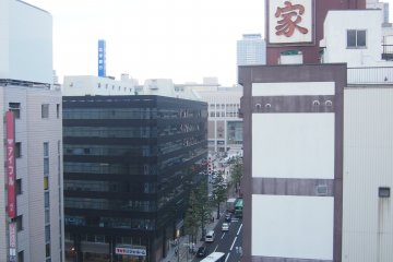 Sapporo train station is visible from the hotel, an evidence of its excellent location. Being next to the conspicuous sign of Kani Honke, it is also very easy to find!