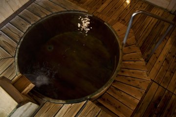 The wooden tub from above