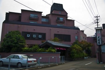The exterior of Ryokan Oomuraya