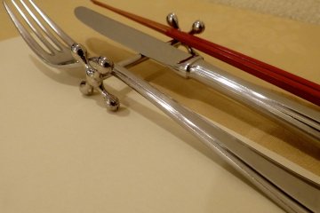 Take a look! Their chopsticks are very delicate (right)