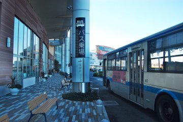 <p>Pemberhentian bus di mall</p>
