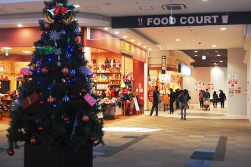<p>Jalan menuju food court</p>