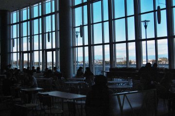 <p>Pemandangan dari dalam food court</p>
