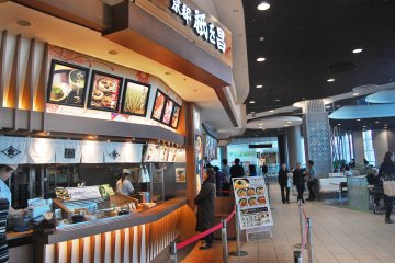 <p>Pemandangan dari dalam food court</p>
