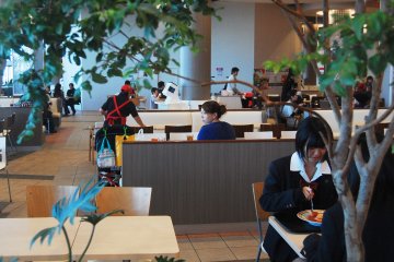 <p>Pemandangan dari dalam food court</p>