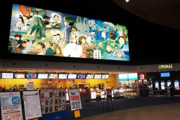 <p>Bioskop dengan banner Stuiod Ghibli</p>