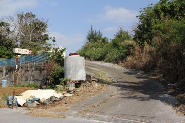 <p>This road quickly becomes a dirt road; the tomb is 200 meters down this road</p>