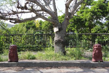 <p>Look for this landmark along the side road off of Route 6; the dirt road leading to the tomb is across the street and about 10 meters to the north</p>