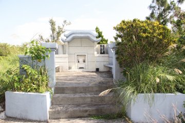 <p>The Iha Nuru Tomb is another 100 paces past this modern tomb</p>