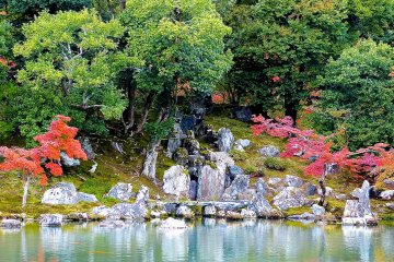 <p>The positioning of these rocks suggest a waterfall</p>