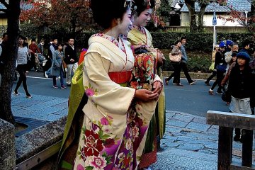 <p>Young ladies in maiko-style kimono</p>