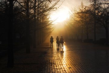 Une famille dans le parc au coucher du soleil