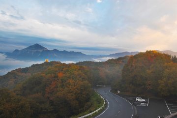 Route sinueuse, forêt et montagnes depuis le parc Muse à Chichibu
