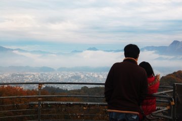 Un couple profite de la vue romantique depuis l'observatoire du Parc Muse à Chichibu