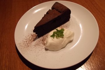 <p>Tasty tasty chocolate cake</p>