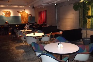 <p>The atmosphere is warm and relaxing</p>