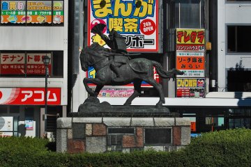 A statue of Naomi Kumagai in front of Kumagaya station