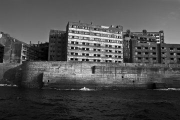 Hashima's sea wall. Stone walls of this type are held together using an adhesive called "Amakawa".